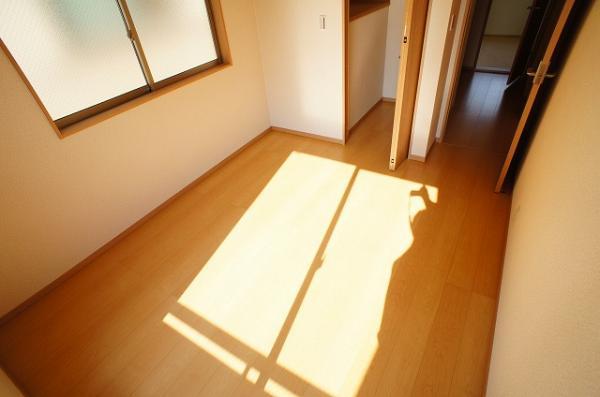 Non-living room. Western-style (All guestrooms dihedral daylighting. )