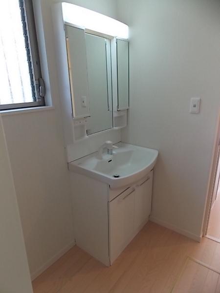 Same specifications photos (Other introspection). Washbasin with convenient shower