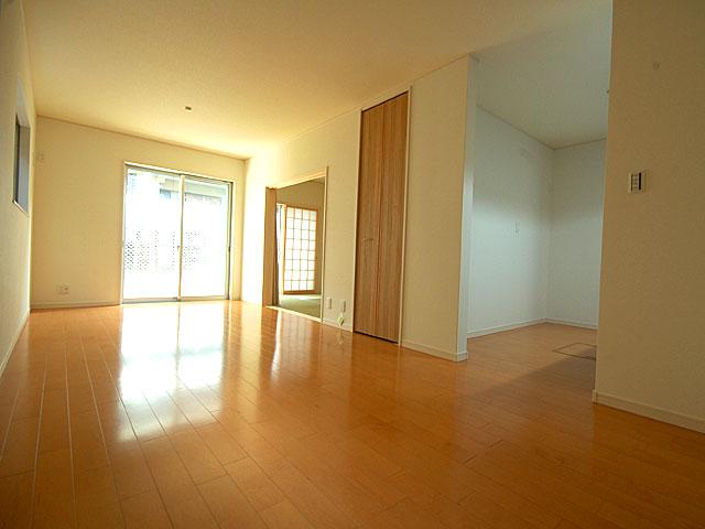 Same specifications photos (living)