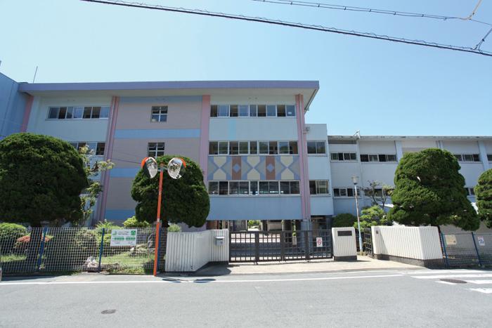 Junior high school. Until the municipal Shibuya junior high school 650m walk 9 minutes