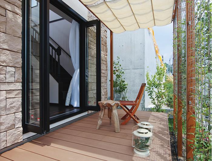 Balcony. Others can be used as outdoor living, It is perfect for gardening or dog grooming. (2013 July shooting)