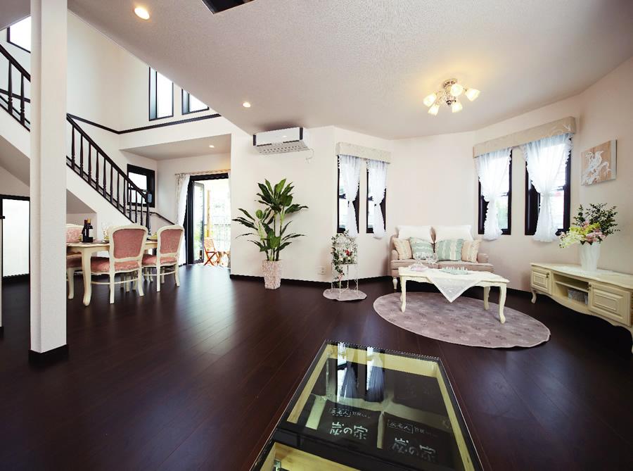 Living. It invited the sunlight to daily life in the three-sided lighting, such as the Sun Room, It will produce a bright and relaxed reunion. (2013 July shooting)