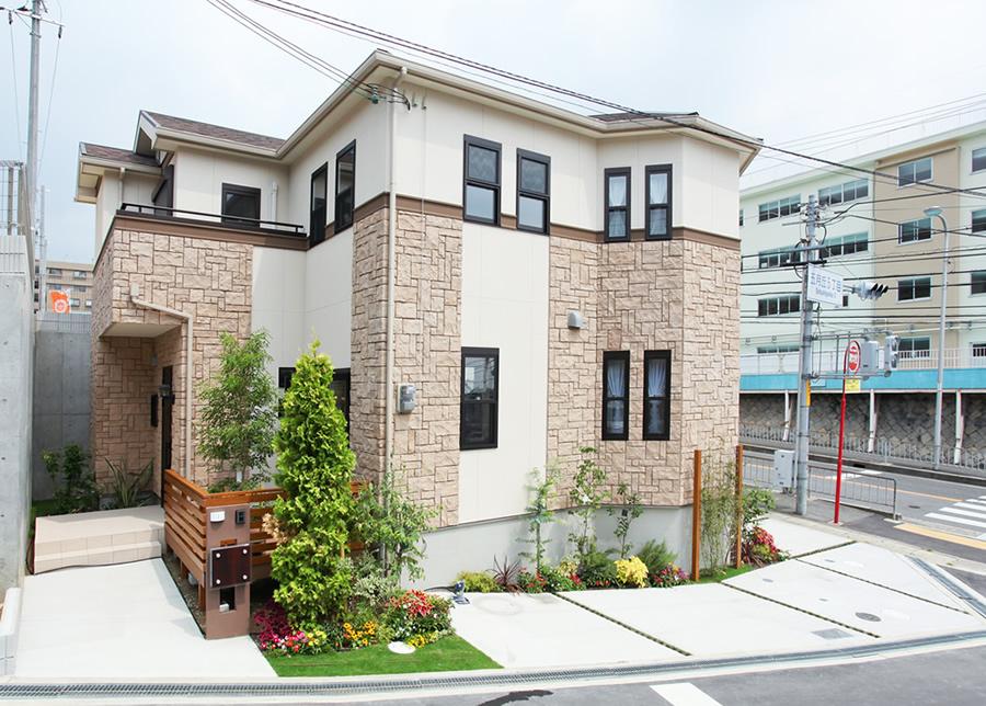 Atrium, House with a terrace and two wood deck. Because corner lot, Plenty is open feeling full of the house, which is incorporating the light of the sun. (2013 July shooting)