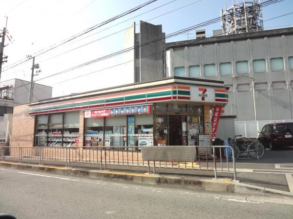 Convenience store. To convenience store 560m Seven-Eleven "
