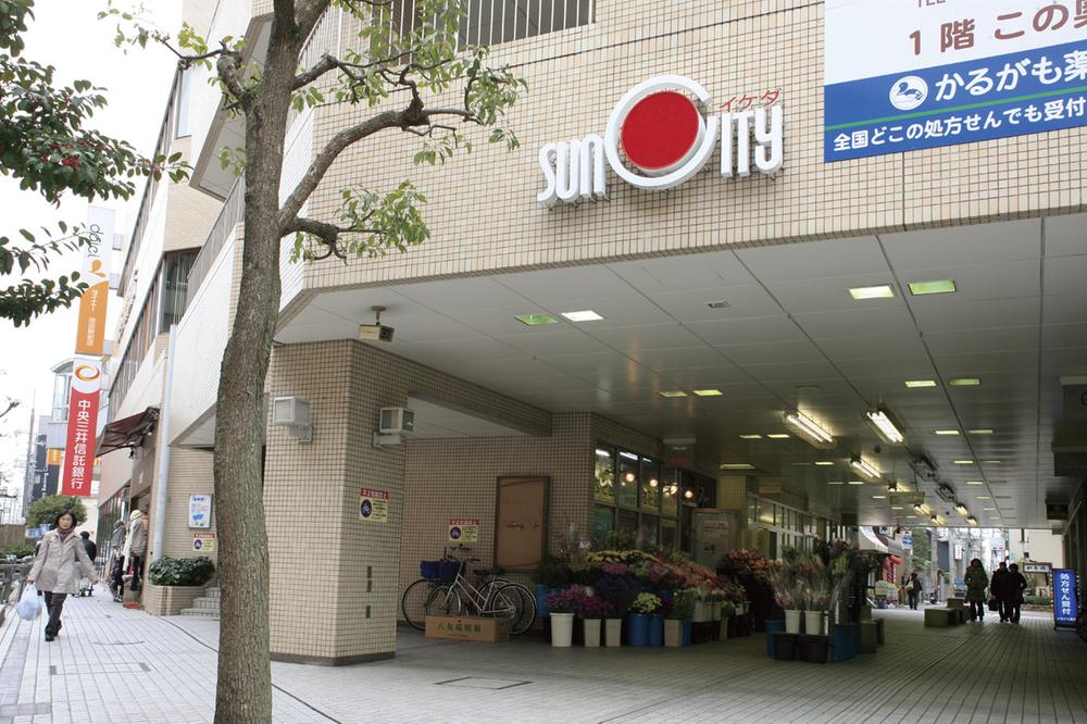Supermarket. Shopping mall of 2077m Ikeda Station direct connection to Sun City Ikeda. Food, clothing and shelter, Medical care, Culture School, It is aligned, such as super