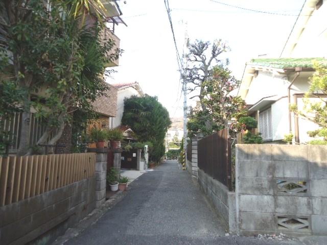 Local photos, including front road. It is safe for small children because the big car of the approach is less