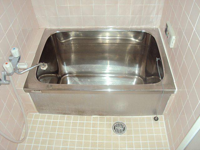 Bathroom. Bathing the Otobasu has been adopted