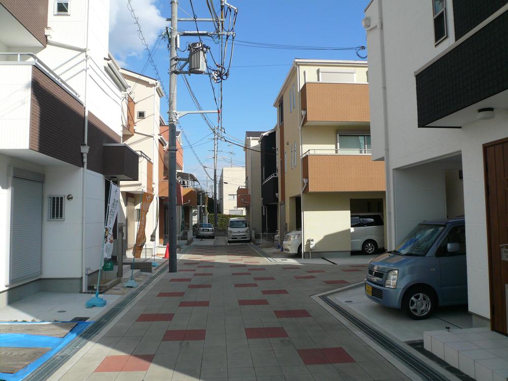 Local photos, including front road. Local (11 May 2012) shooting