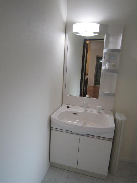 Wash basin, toilet. 12 Building Wash basin (November 2013) Shooting