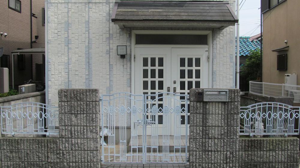 Entrance. Fashionable Western-style single-family is a rare large