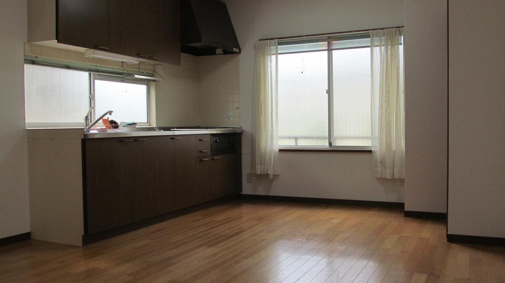 Kitchen. The dishes you can comfortably have windows to the front and side