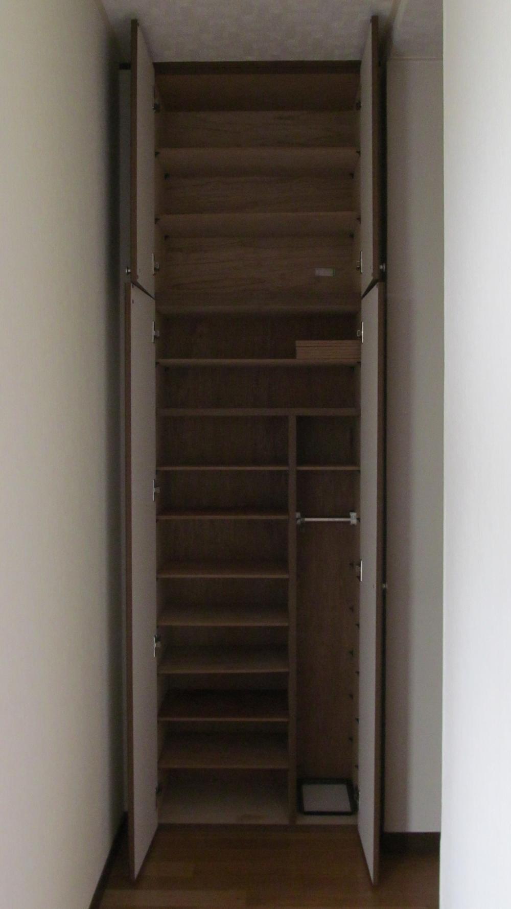 Receipt. The entrance next to a shoe box equipped with up to ceiling