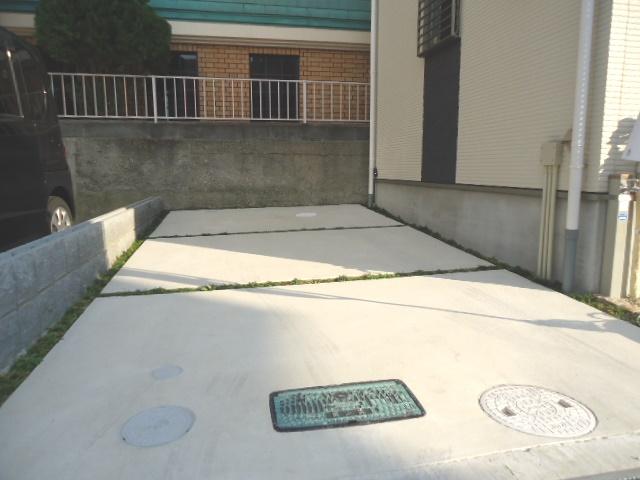 Parking lot. 3 Number High roof effortlessly