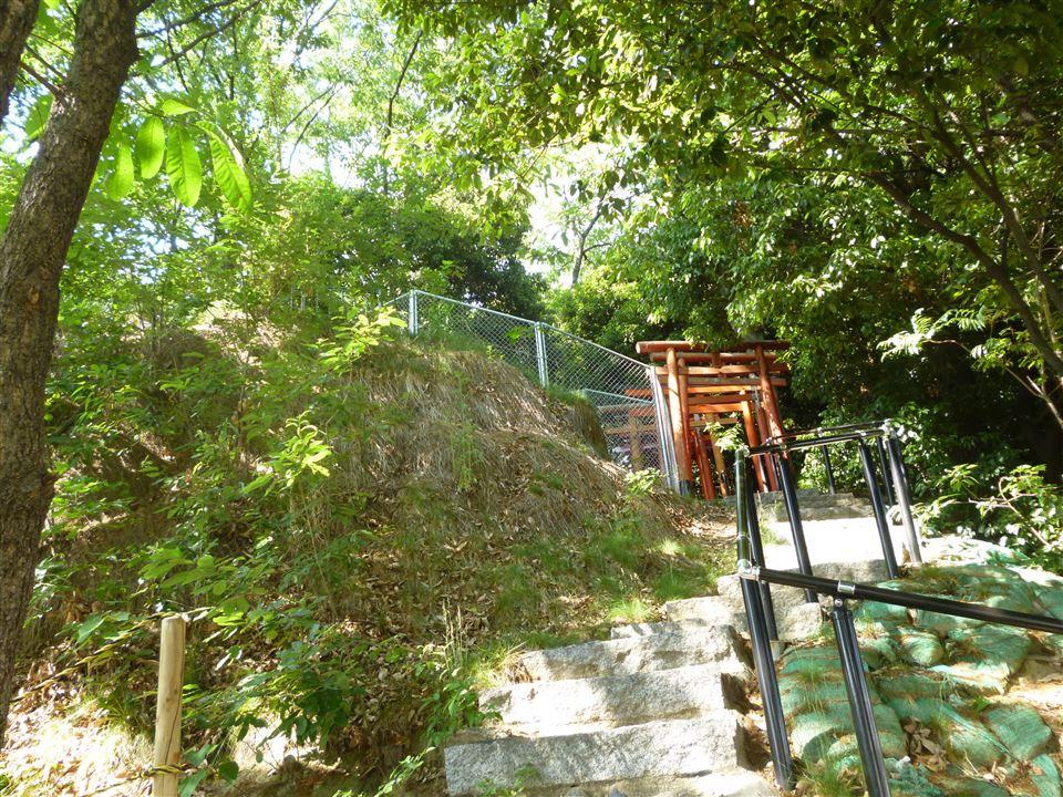 Streets around. Futagozuka (Inari) is 300m local peripheral to ancient tomb, In fact, the history of the town. Has been constructed on Kofun period late first half "tumulus" will not remain! In green rich town along the highway Nose, It has been popular with local residents.