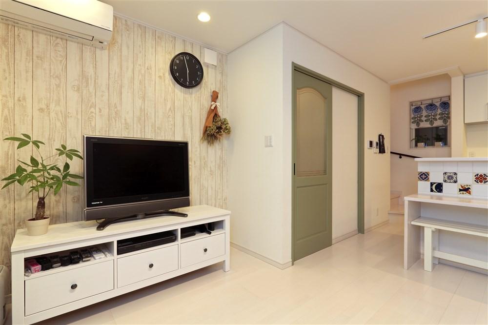 Building plan example (introspection photo).  [Our construction cases] Cross stylish living of Wood. Door of moss green is accented. To the right of the kitchen counter has been embedded select tiles one at a time.