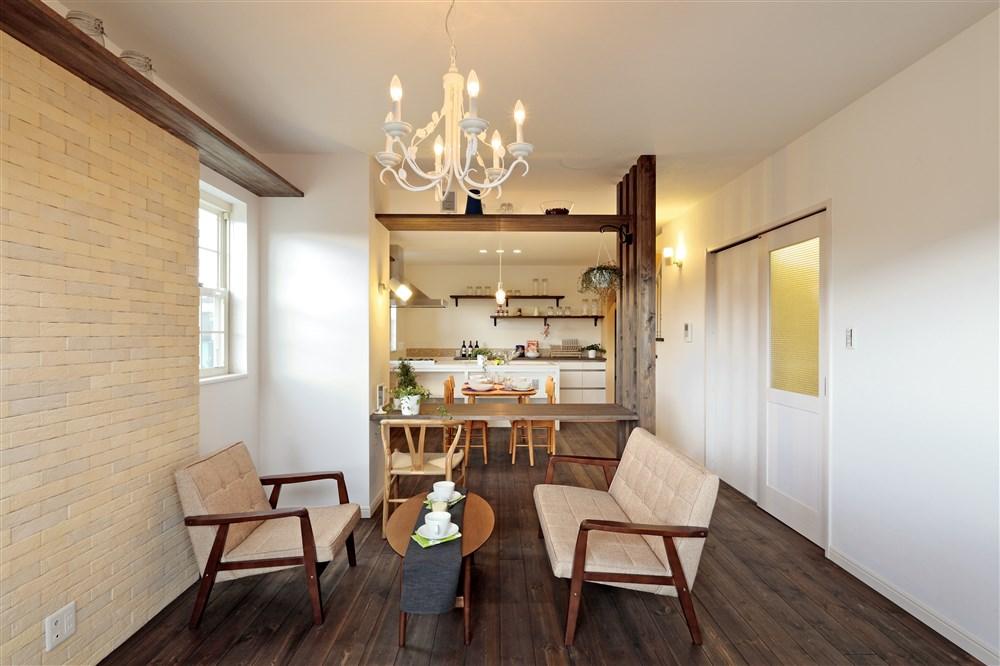 Building plan example (introspection photo).  [Our construction cases] Living space, such as the spacious tea time is likely to enjoy a cafe. Changing the living of the cross, You can enjoy the interior decorating sundries established a cabinet.