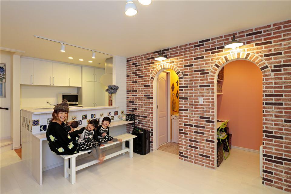 Building plan example (introspection photo).  [Our construction cases] Kitchen wall of the brick was accented ・ dining. Since the kitchen counter has also been set up table, It can also be serving as soon as freshly cooking.
