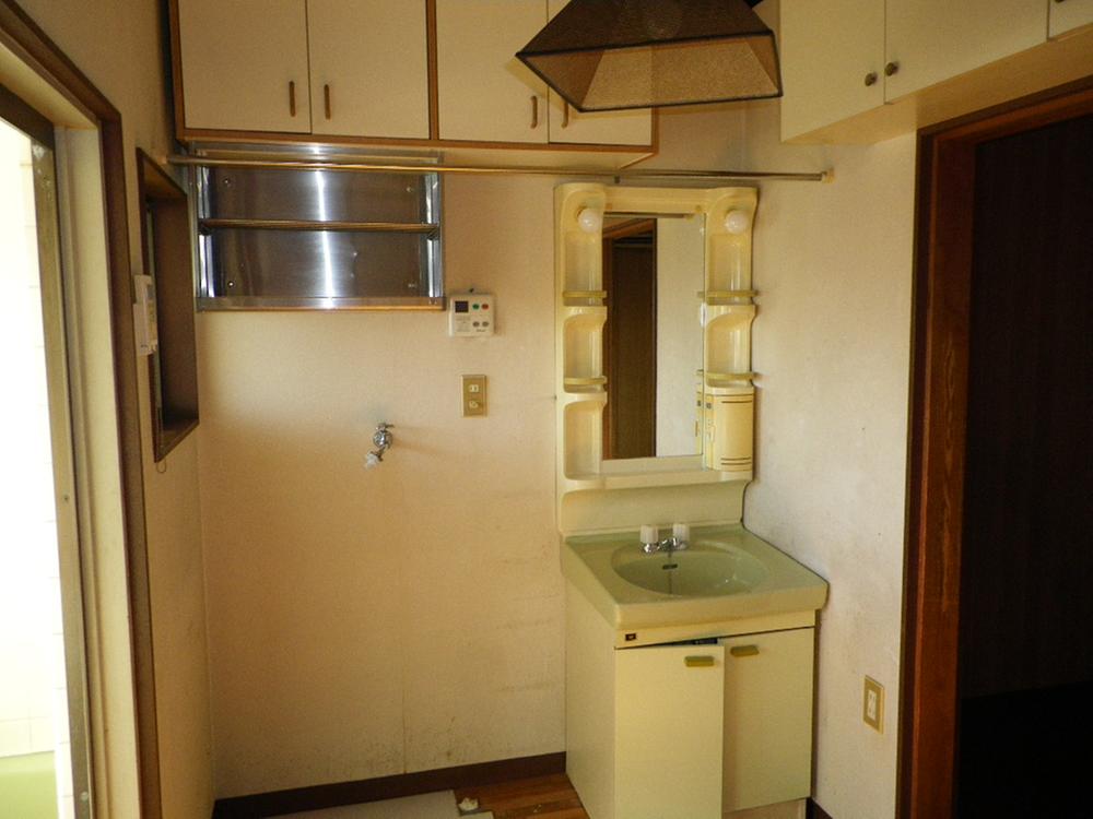 Wash basin, toilet. Indoor (April 2012) shooting