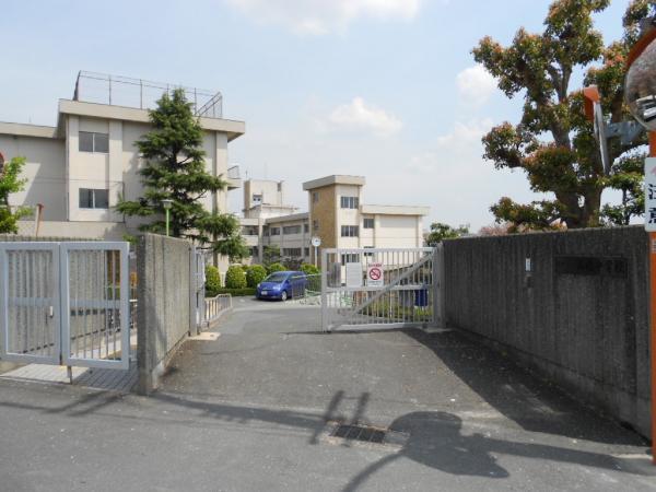 Junior high school. 360m until Ishibashi Junior High School