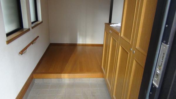 Other introspection. It is the front door bright and spacious entrance. 