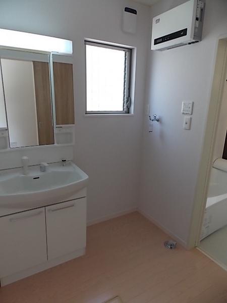 Same specifications photos (Other introspection). Hectic morning in the lavatory of the room also