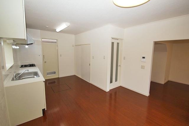 Living. Cross re-covered settled / Floor flooring re-covered settled