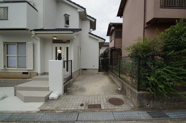 Parking lot. One standard-sized car ・ Mini one parking OK