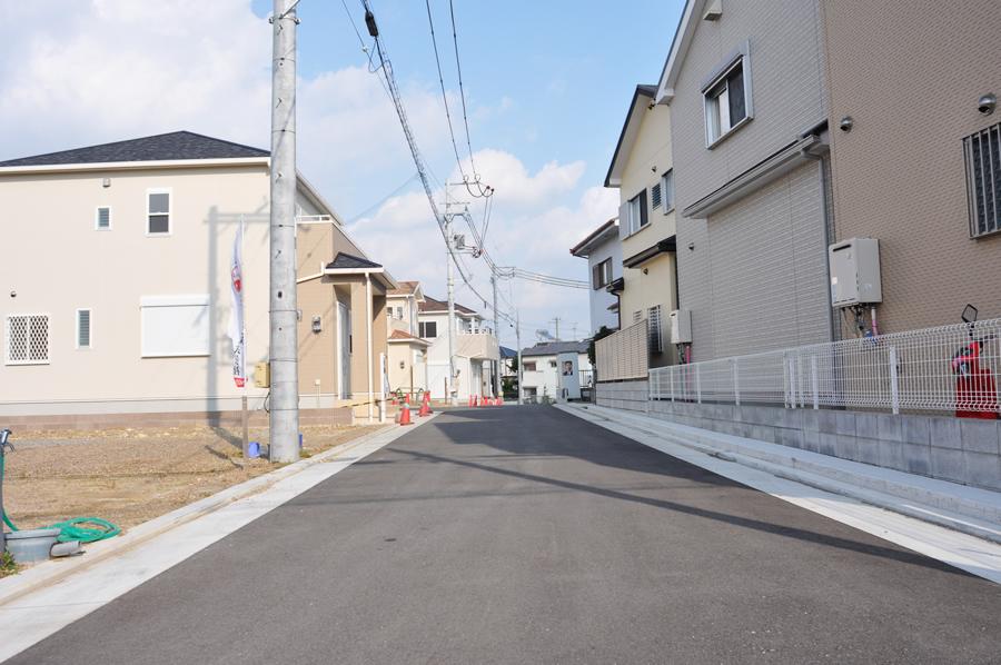Local photos, including front road. Since this is an open outside the structure there is no blind spot, such as a fence or outer wall, A pane with no consideration has been closed also in terms of security. (Shooting at local / 2013 November shooting)