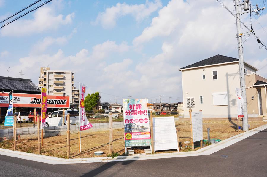 Local photos, including front road. 30 square meters or more of the large site is, Such as gardening and barbecue, You can enjoy a variety of lifestyle Depending on how to use. (Shooting at local / 2013 November shooting)