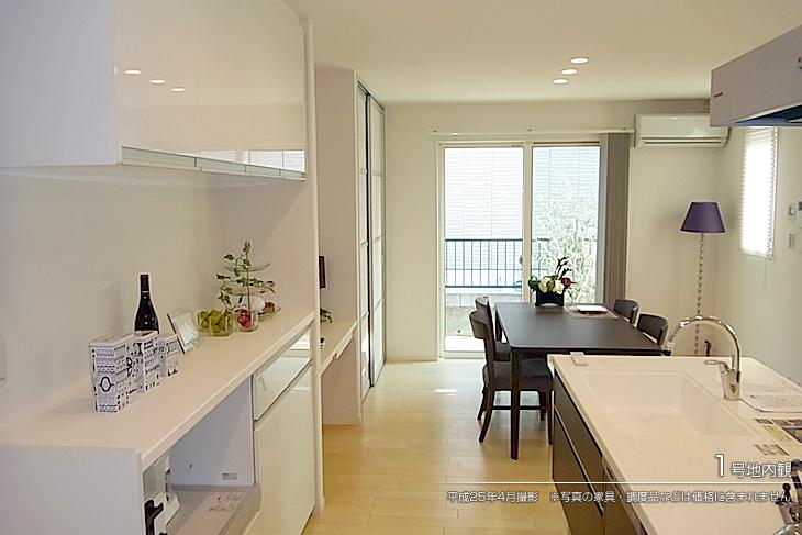Kitchen.  [No. 1 destination] [No. 1 destination introspection] 2013 April shooting  ※ Furniture in the photos ・ Such as furniture are not included in the price. 
