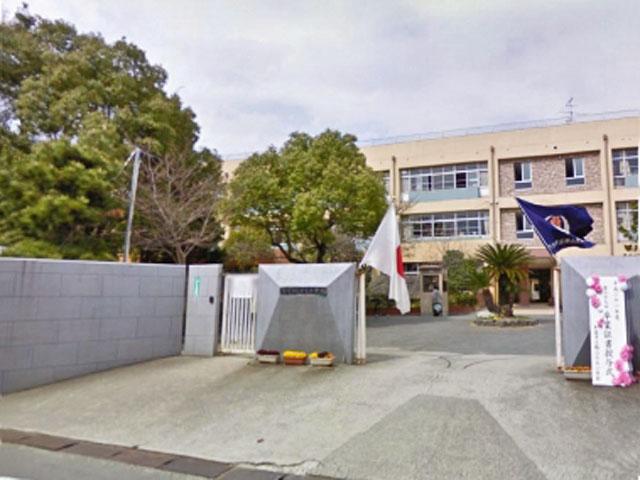 Primary school. 750m to Heshan Taipei elementary school