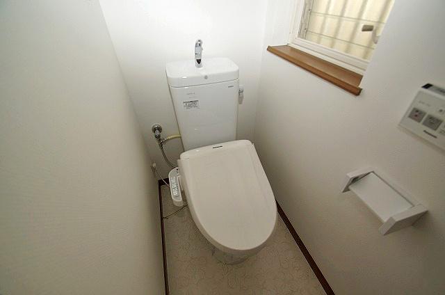 Toilet. Cross re-covered settled