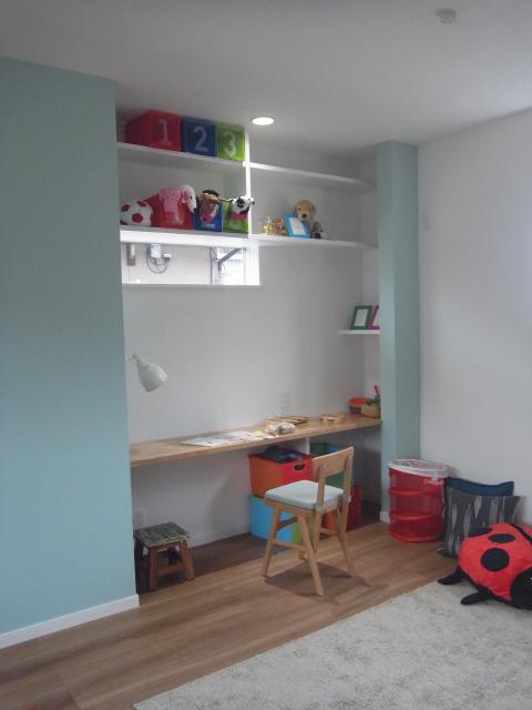 Model house photo. Spend freely even children, Children's room. Glad to be spacious and built-in desk.