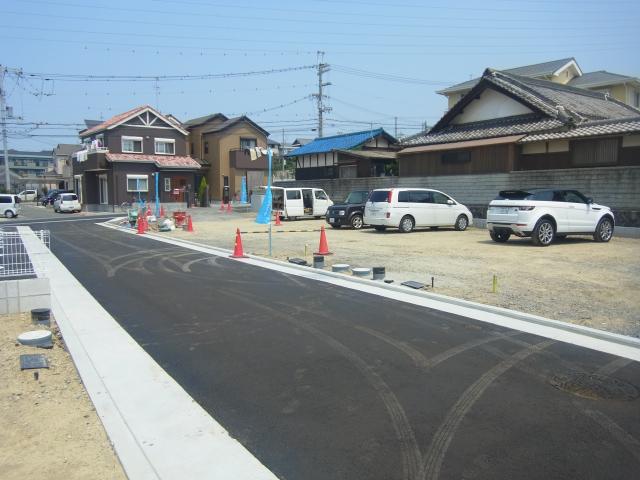 Local photos, including front road. Town in the road are also in good condition. Can you building a house of commitment to this land. Local (August 2013) Shooting
