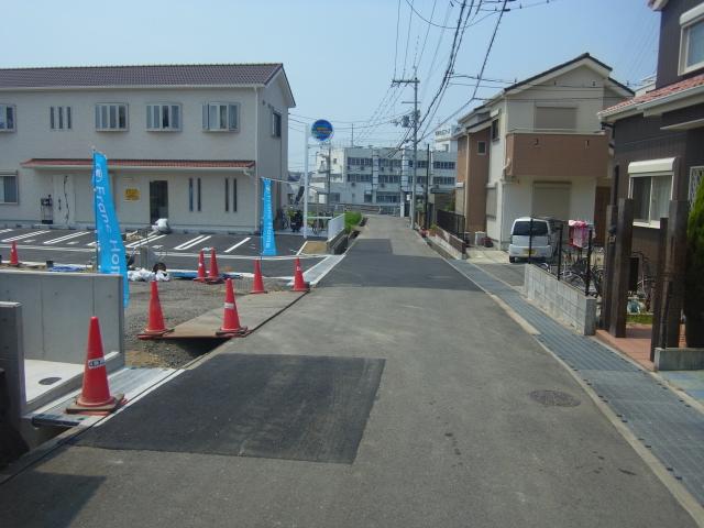 Local photos, including front road. Local entire surface of the road.