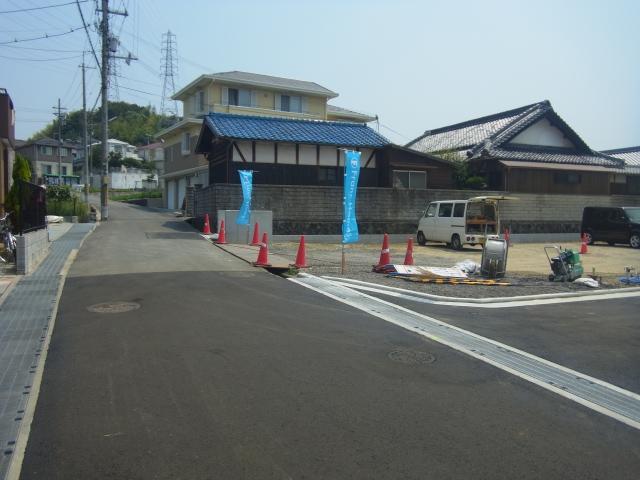 Local photos, including front road. Local entire surface of the road.