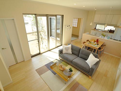 Living. Space with a bright and airy living dining kitchen, which is designed so as to surround the garden. (72 No. land model house)