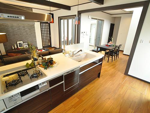 Kitchen. Living-dining surrounding the courtyard