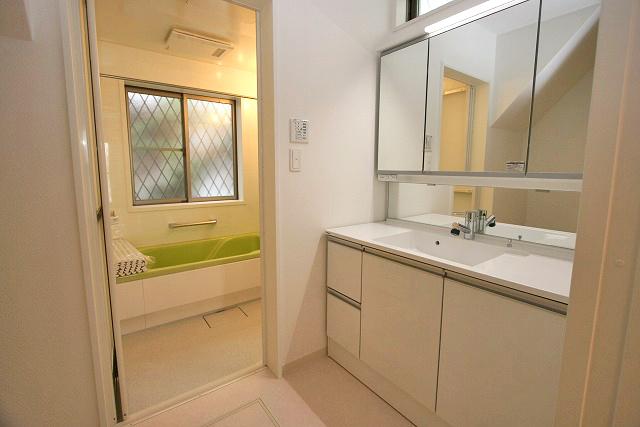 Wash basin, toilet