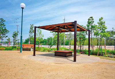 Streets around. The disaster prevention Square emergency, Become the people of the shelter to live here, Pavilion is a temporary tent, The bench has been devised so that it can be diverted to the stove (in the town)