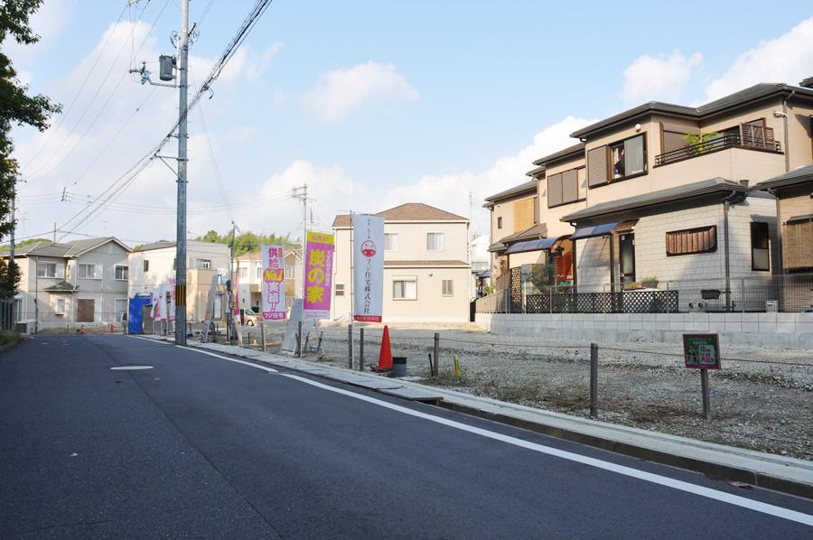 Local photos, including front road. Since the front road is such a width equal to or greater than 6m, You can pass each other with the oncoming vehicle and the allowance. Car and out can also be smoothly. (Shooting at local / 2013 November shooting)