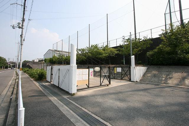 Junior high school. 1950m to the north Ikeda Junior High School