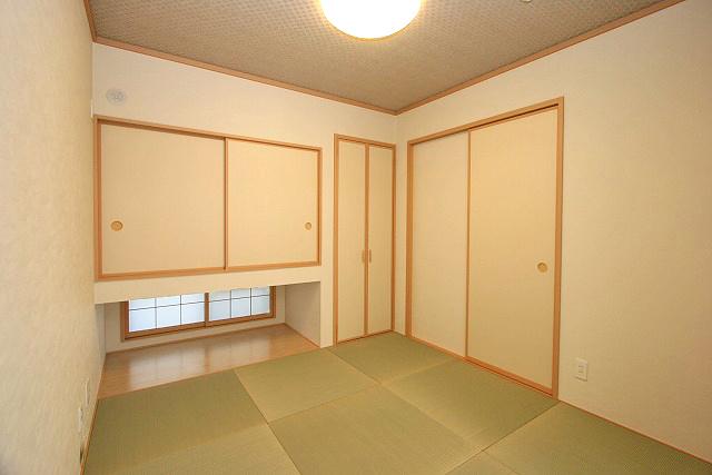 Non-living room. Japanese-style room next to the living room