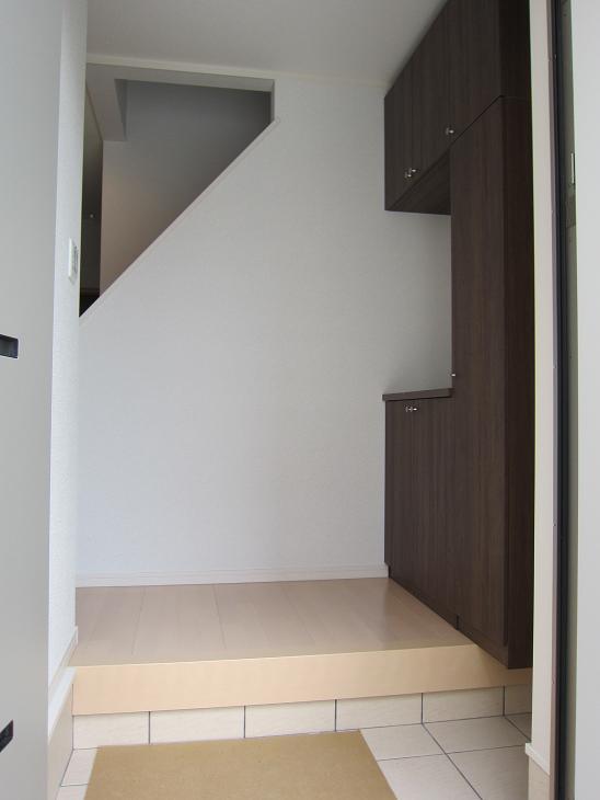 Entrance. Same specifications