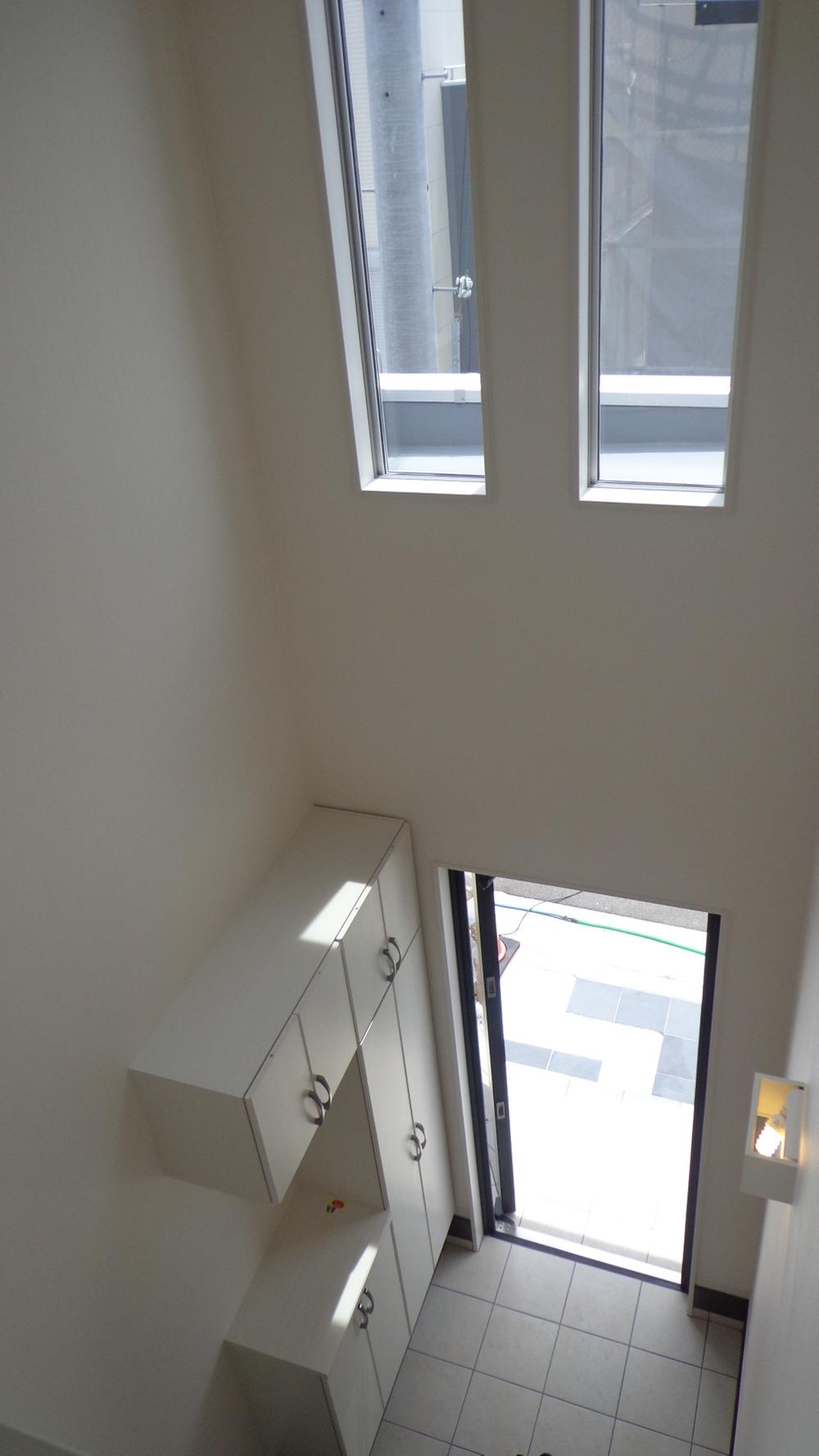 Entrance. Shooting from the second floor. Is the entrance with a feeling of freedom in the stairwell.