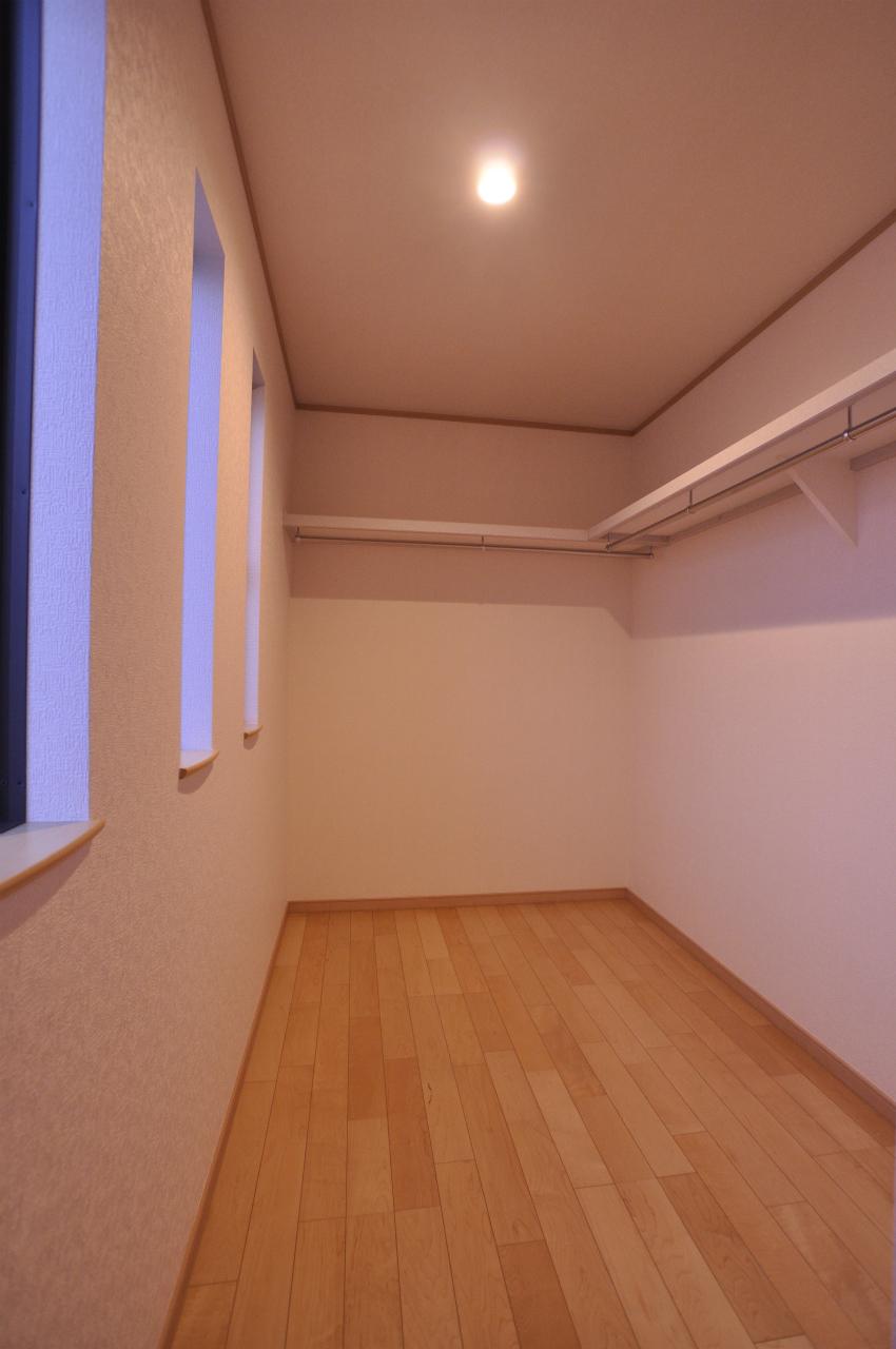 Receipt. Walk-in closet that can store plenty.