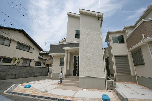 Local appearance photo. Corner lot