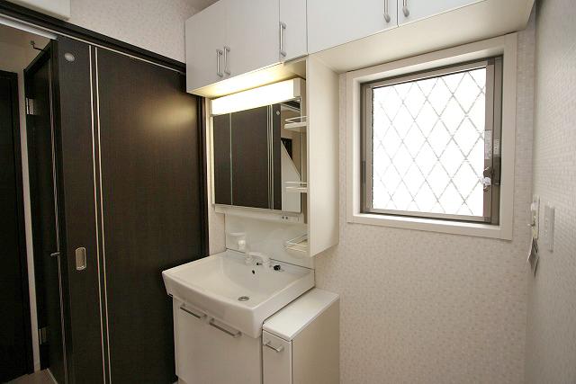 Wash basin, toilet. Shampoo dresser