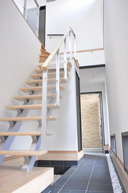 Other local. Adopt the light of the sun abundantly, Atrium space with a feeling of opening. ( ※ Local No. 20 place / 2012. November shooting)