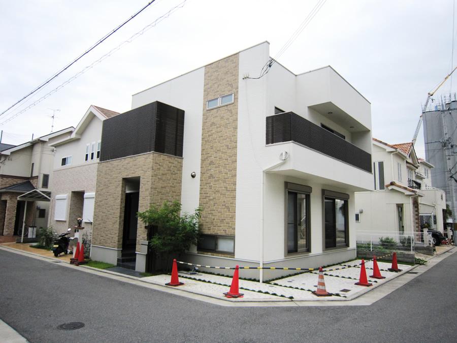 Local appearance photo. In open-minded open outside the structure that does not create a such as ambient and gates of the site, Because there is no be an intruder in the blind spot, Also benefits of excellent crime prevention. (Shooting on site)